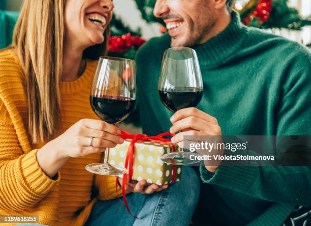par dricker rödvin på julafton - vinger bildbanksfoton och bilder