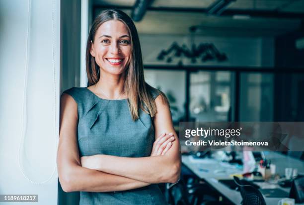 portret van jonge zakenvrouw - zakenvrouw stockfoto's en -beelden