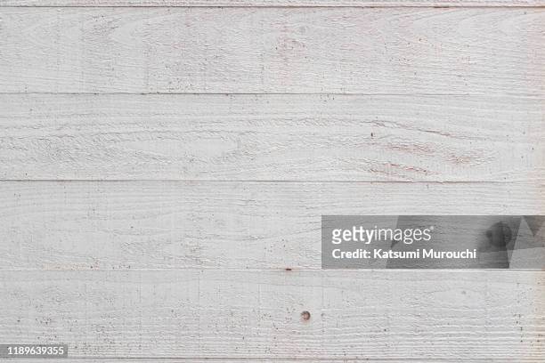 white wood board wallpaper background - hintergrund holzwand weiß stock-fotos und bilder