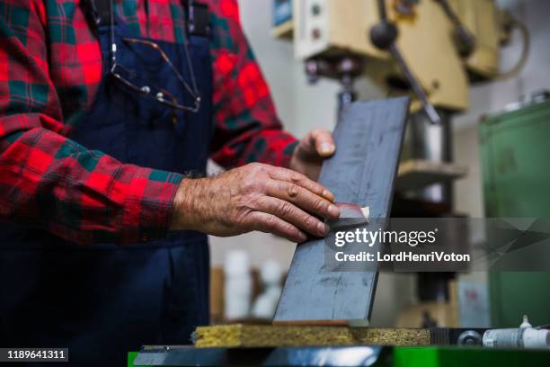 man hand schuren in workshop - metal sanding stockfoto's en -beelden