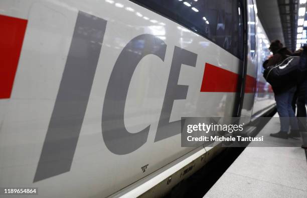Ice Train Colledge Db Train Ice Photos and Premium High Res Pictures - Getty Images