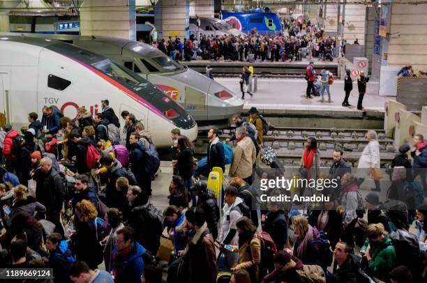 Users waiting hours in crowded transport to get back to home during a strike of Paris public transports operator RATP and public railways company...
