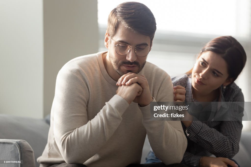 Cariño esposa comodidad reconciliarse con marido molesto ofendido