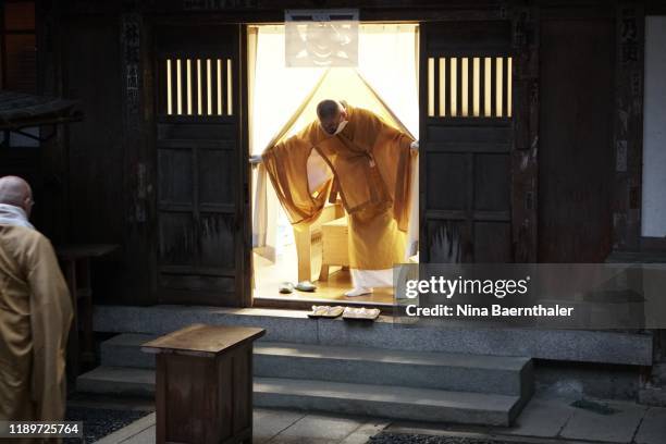 buddhist monk in koya san, japan - koya san stock pictures, royalty-free photos & images