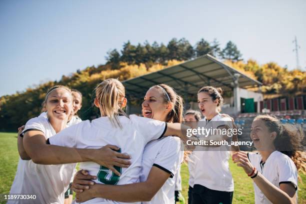 festeggiando la vittoria dopo la partita di calcio! - squadra di calcio foto e immagini stock