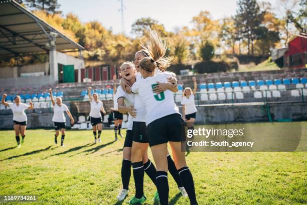 het vieren van de overwinning na voetbalwedstrijd! - girls football stockfoto's en -beelden