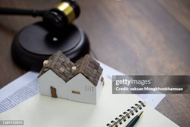 gavel with small house model - erben stock-fotos und bilder