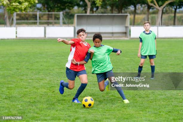 unga manliga rival fotbollsspelare kämpar för innehav av bollen - defender soccer player bildbanksfoton och bilder