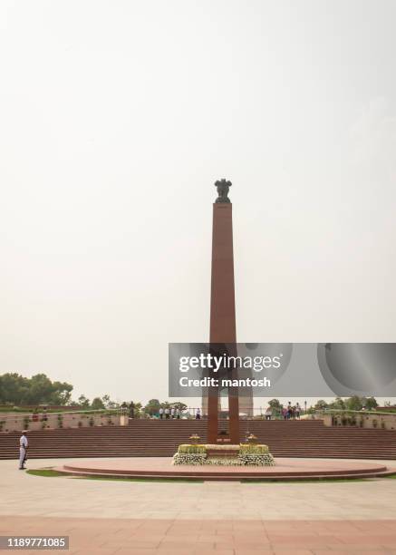 indian national war memorial mit india gate im hintergrund - nationales kriegsdenkmal stock-fotos und bilder