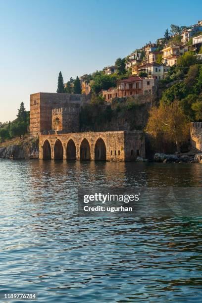 medelhavets kust och det historiska varvet i alanya i turkiet - fort bildbanksfoton och bilder