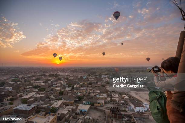 balloon in luxor, egypt - hot air balloon ride stock pictures, royalty-free photos & images