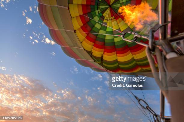 ballon in luxor, ägypten - hot air balloon ride stock-fotos und bilder