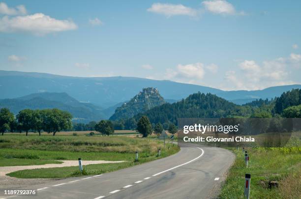 road and view on hochosterwitz castle, austria - hochosterwitz castle stock pictures, royalty-free photos & images