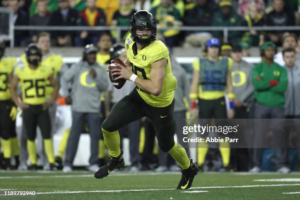 Justin Herbert of the Oregon Ducks looks to throw the ball in the first quarter against the Arizona Wildcats during their game at Autzen Stadium on...