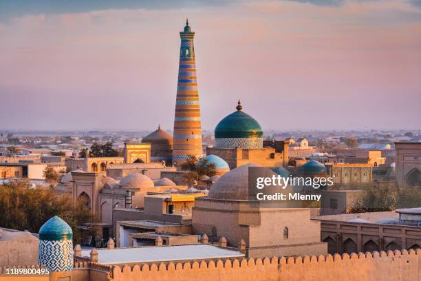 chiwa sonnenuntergang twilight xiva - islam khoja minaret usbekistan - usbekistan stock-fotos und bilder