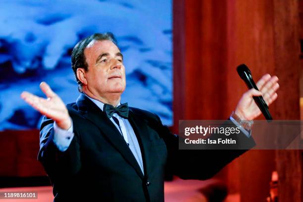 German singer Hein Simons performs at "Die groe Show der Weihnachtslieder" at on November 22, 2019 in Suhl, Germany.