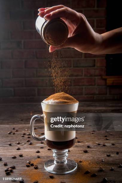 latte - kaffee - essen und trinken konzept (klicken sie für mehr) - mokka stock-fotos und bilder