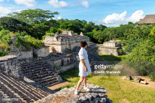 touriste visitant des ruines mayas dans yucatan, mexique - méxico photos et images de collection