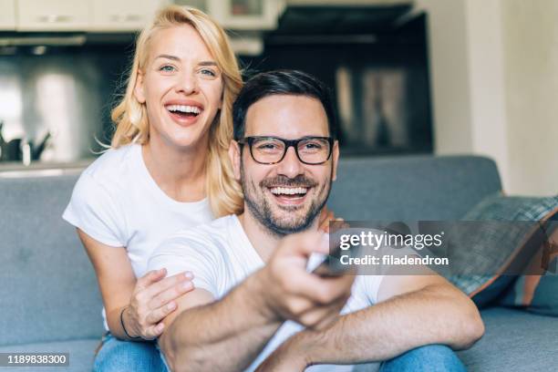 lyckligt par tittar på tv - couple tv bildbanksfoton och bilder