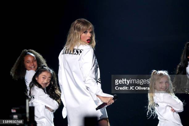 Taylor Swift performs onstage during the 2019 American Music Awards at Microsoft Theater on November 24, 2019 in Los Angeles, California.