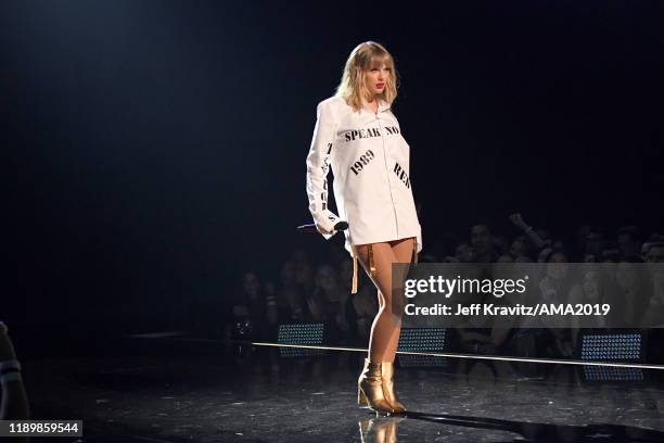 Taylor Swift performs onstage during the 2019 American Music Awards at Microsoft Theater on November 24, 2019 in Los Angeles, California.