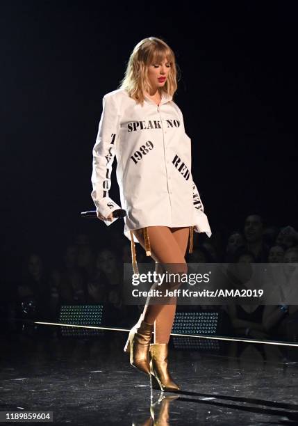 Taylor Swift performs onstage during the 2019 American Music Awards at Microsoft Theater on November 24, 2019 in Los Angeles, California.