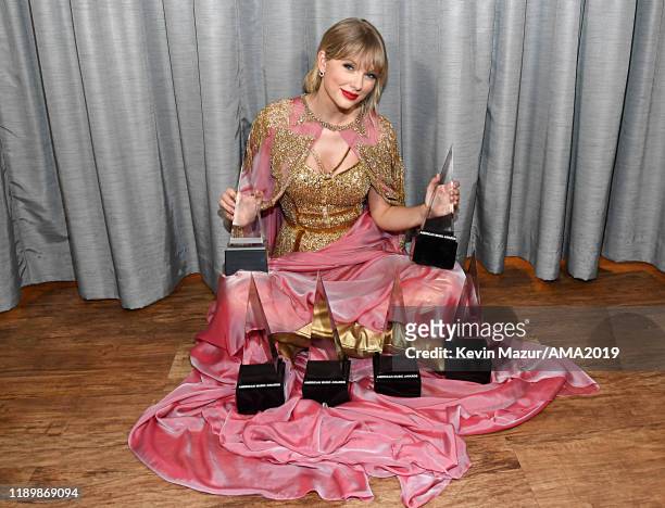 Taylor Swift attends the 2019 American Music Awards at Microsoft Theater on November 24, 2019 in Los Angeles, California.