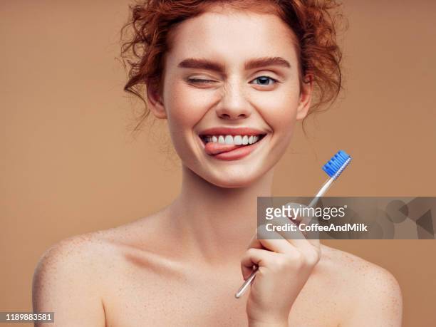 se brosser les dents peut être amusant - beautiful redhead photos et images de collection