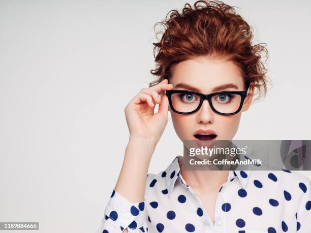 belle fille avec des lunettes - beautiful woman shocked photos et images de collection
