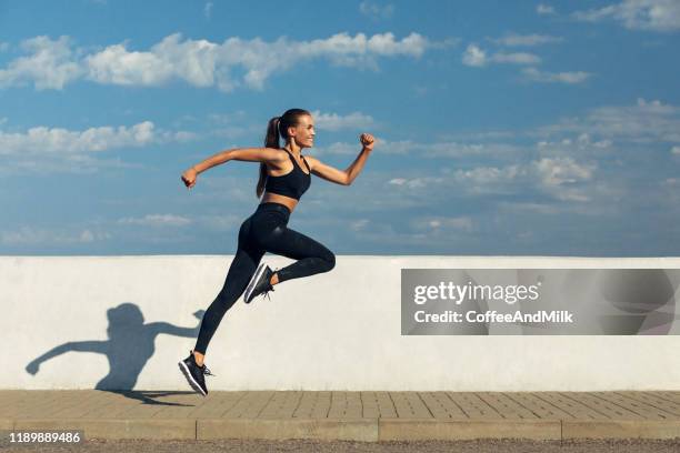 wenn training ein vergnügen ist - legging stock-fotos und bilder