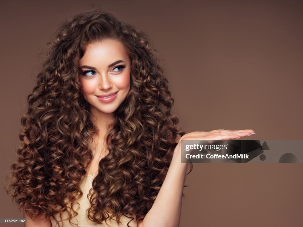 Schöne Frau mit voluminöser lockige Frisur