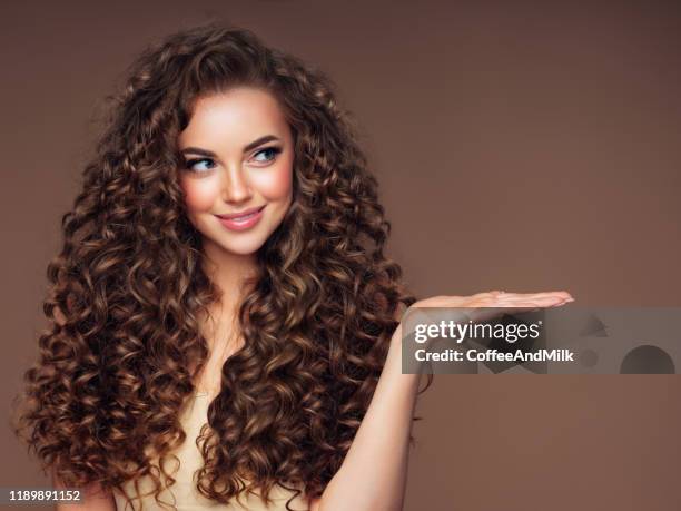 schöne frau mit voluminöser lockige frisur - frau locken stock-fotos und bilder