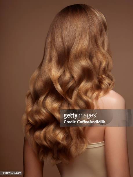 blonde frau mit langen und glänzenden haaren - luxury hair stock-fotos und bilder