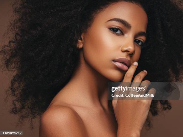 mooi glimlachend meisje met krullend kapsel - black makeup stockfoto's en -beelden