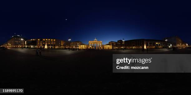 brandenburger tor at dusk - porta da cidade imagens e fotografias de stock