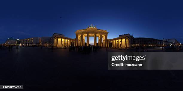 brandenburger tor at dusk - porta da cidade imagens e fotografias de stock