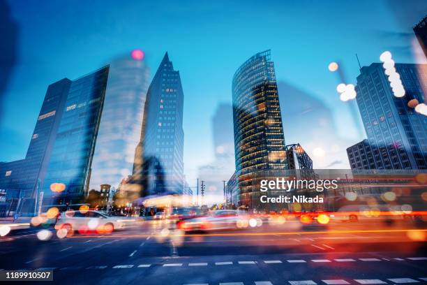 abstrakter potsdamer platz in der dämmerung, berlin, deutschland - urban skyline stock-fotos und bilder