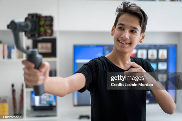 teenage vlogger making video - kid presenting stockfoto's en -beelden