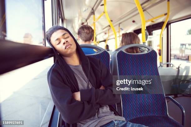 adolescente que dorme ao viajar na barra-ônibus - dormir bus - fotografias e filmes do acervo