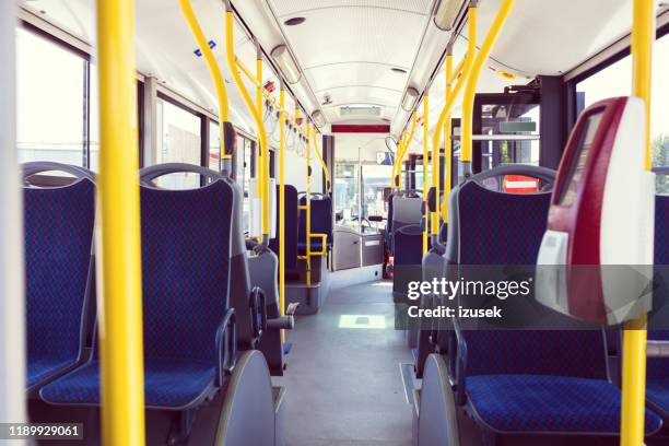 máquina de billetes sin contacto en el autobús - bus interior fotografías e imágenes de stock