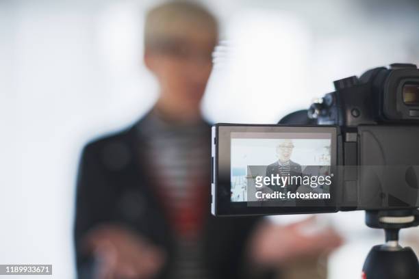 afbeelding van volwassen vrouwelijke vlogger op camera flip screen - live streaming stockfoto's en -beelden