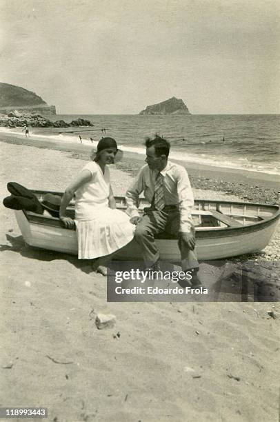 couple sitting on boat - 1930s beach stock pictures, royalty-free photos & images