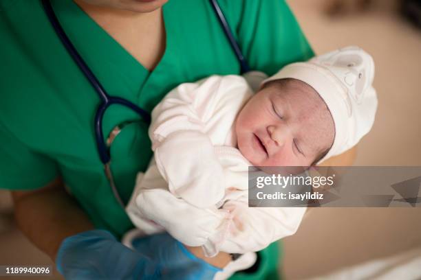 bebê e doutor recém-nascidos - maternidade ala - fotografias e filmes do acervo