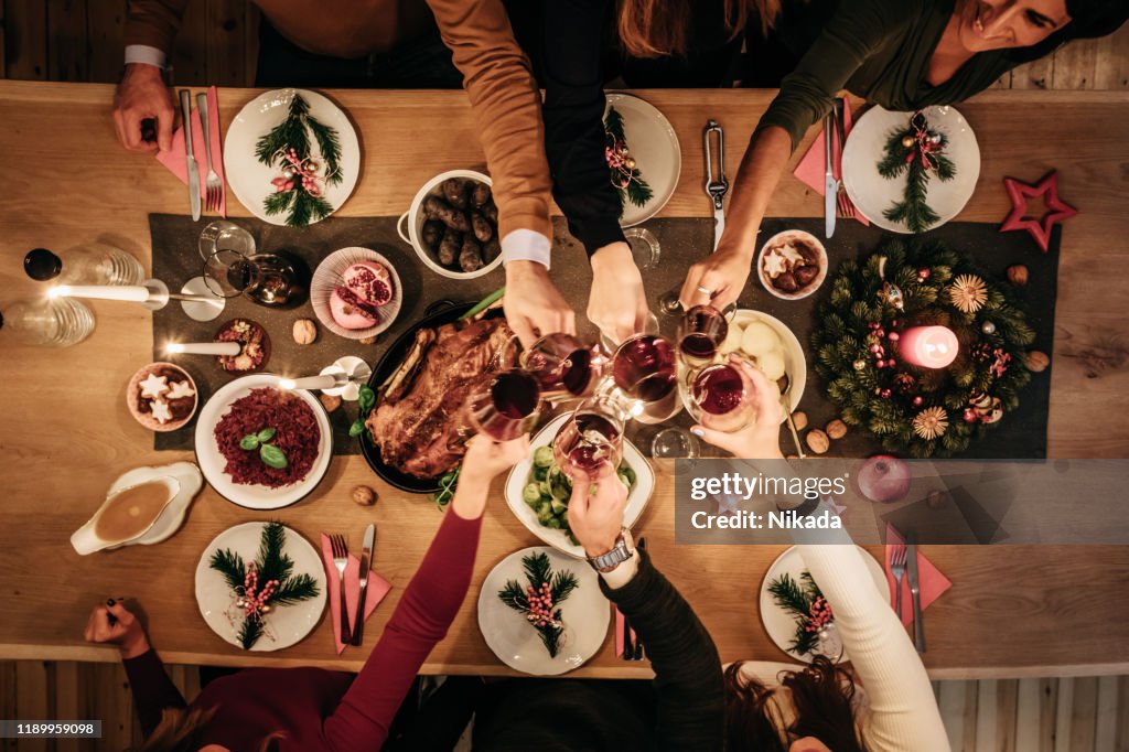 Bovenaanzicht van vrienden eten traditionele kerstmaal tijd