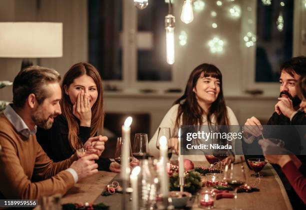 manliga och kvinnliga vänner njuter julmiddag fest hemma - christmas friends bildbanksfoton och bilder