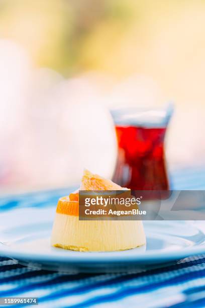 köstlicher orangenpudding und tee - soirée mousse stock-fotos und bilder