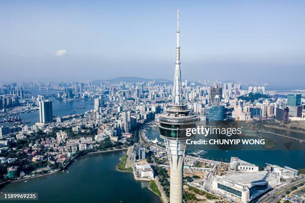 macau tower convention und skyline der stadt - macao stock-fotos und bilder