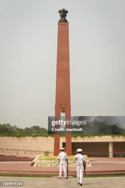 indian national war memorial with india gate in the background - india gate on a cloudy day stock pictures, royalty-free photos & images