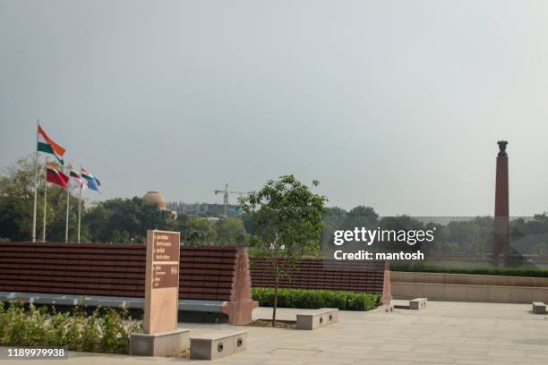 indian national war memorial - india gate on a cloudy day stock pictures, royalty-free photos & images