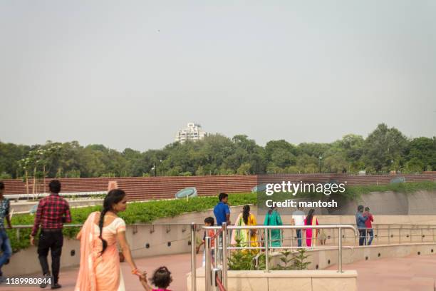 visitors at indian national war memorial at india gate - india gate on a cloudy day stock pictures, royalty-free photos & images